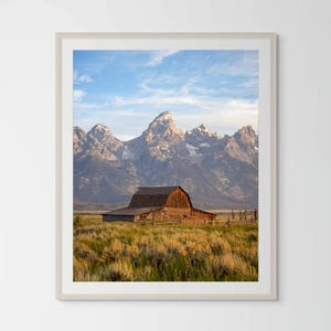 Grand Teton Barn Poster - Mormon Row Landschaftsfotografie, Grand Teton Wandkunst, Wilder Westen Naturfoto von Santiago Leon