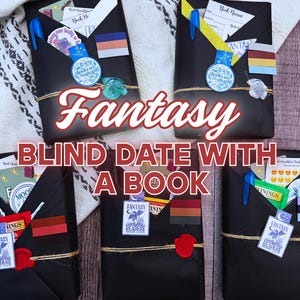 以下が含まれることがあります： 黒く包まれた「Fantasy Blind Date with a Book」のギフトが5つ。それぞれ紐で結ばれています。パッケージにはペン、ステッカー、装飾的なシールが入っています。「Fantasy Blind Date with a Book」の文字が見えます。