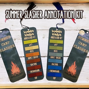 Puede incluir: Una bandeja de madera muestra marcadores y una pancarta que dice "SUMMER SLASHER ANNOTATION KIT". Los marcadores tienen un fondo oscuro con una fogata y las palabras "SUMMER CAMP SLASHER". Dos marcadores tienen pestañas de colores con términos de anotación.