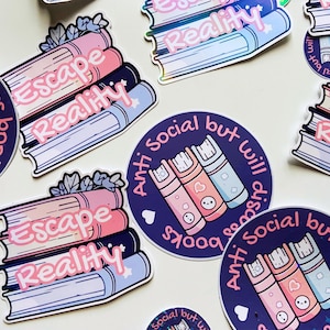 Realitäts entfliehen oder Bücher besprechen Sticker – Bookish Sticker für Booktok & Bookstagram | Anti-Soziale Buchliebhaber Geschenk