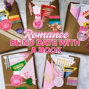 以下が含まれることがあります： 「Romance Blind Date With A Book」の文字が入った茶色の紙のパッケージがいくつかあります。各パッケージには、お茶、ステッカー、装飾品が入っています。パッケージはステッカーとワックスシールで封印されています。
