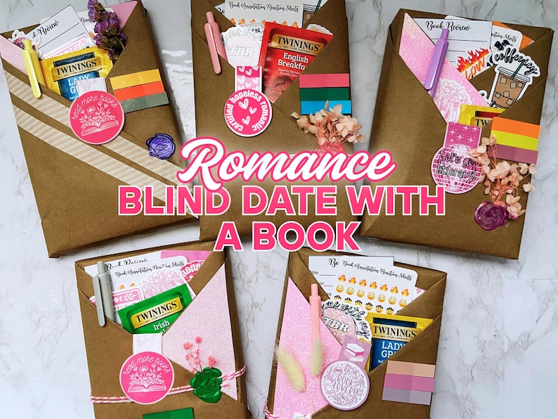 以下が含まれることがあります： 「Romance Blind Date With A Book」の文字が入った茶色の紙のパッケージがいくつかあります。各パッケージには、お茶、ステッカー、装飾品が入っています。パッケージはステッカーとワックスシールで封印されています。