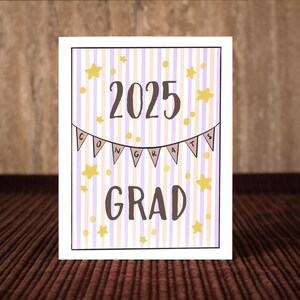 Carte de remise des diplômes - Félicitations 2025 - Pour tous - Saison des diplômés - Rose - Célébration - Vierge à l'intérieur - Carte de voeux