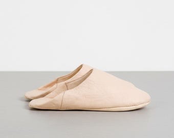 Babuchas de cuero hechas a mano: auténticas zapatillas marroquíes, zapatos de interior unisex, zapatos suaves para estar en casa unisex.
