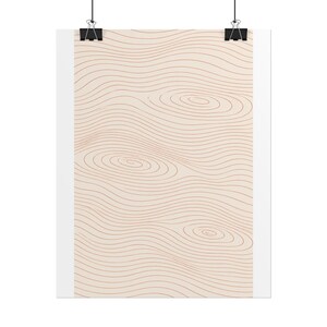 Peut inclure: Une affiche murale rectangulaire présentant un fond beige clair avec un motif de fines lignes ondulées brun rougeâtre qui imitent les motifs organiques et circulaires concentriques du grain du bois ou des courbes de niveau.