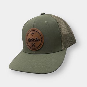 BoCoTac Snapback Cap mit Aufnäher aus Leder