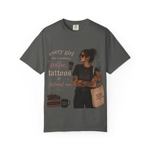 Koffietatoeages en fictief herenshirt | Booktok-T-shirt | Donker vrouwelijk esthetisch shirt | Alternatief lezerscadeau | T-shirt met getatoeëerd boekliefhebber