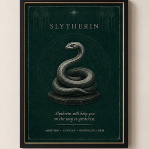 Op de afbeelding: Een ingelijste donkergroene poster met een zilveren, opgerolde slang op een voetstuk. De tekst luidt SLYTHERIN, Slytherin will help you on the way to greatness, en AMBITION, CUNNING, RESOURCEFULNESS. Het ontwerp bevat subtiele gotische motieven.
