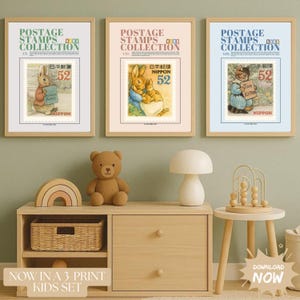 Puede incluir: Tres impresiones enmarcadas con sellos postales de estilo vintage con ilustraciones de conejos y un gato. Cada impresión tiene un color de fondo pastel diferente y el texto "POSTAGE STAMPS COLLECTION". Parte de un conjunto para niños.