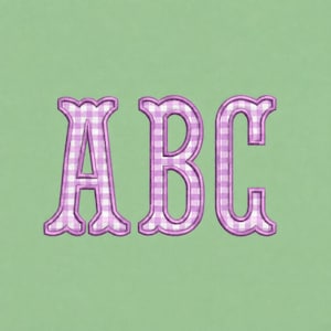 以下が含まれることがあります： 文字A、B、Cは太字のセリフ体で表示されています。各文字は、薄い紫と白のギンガムチェック柄で、紫色の縁取りが施されており、無地の明るいセージグリーンの背景の上に配置されています。
