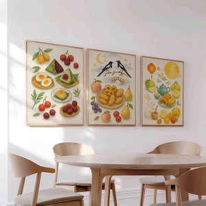 Peut inclure: Trois impressions d'art encadrées représentant la cuisine et les éléments culturels asiatiques. Les impressions présentent des illustrations de divers aliments, d'oiseaux et d'un lapin. La palette de couleurs comprend des jaunes, des verts et des rouges doux, avec un cadre en bois clair.