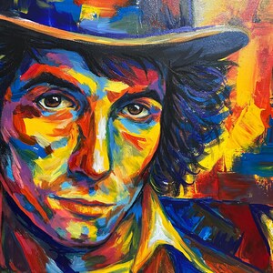 Può includere: Un vivace e colorato ritratto di una persona con un cappello. L'opera presenta pennellate audaci e una tavolozza di giallo, blu, rosso e arancione. Il soggetto indossa una camicia a righe e un cappello. La firma dell'artista è in basso a destra.