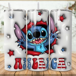 K&ouml;nnte beinhalten: Ein wei&szlig;er Becher mit einem Cartoon-Charakter-Design. Das Design zeigt einen blauen Alien, der durch einen rot-wei&szlig;en Hintergrund bricht, mit dem Wort "AMERICA" in Rot, Wei&szlig; und Blau. Rote und blaue Sterne sind um den Becher verstreut.