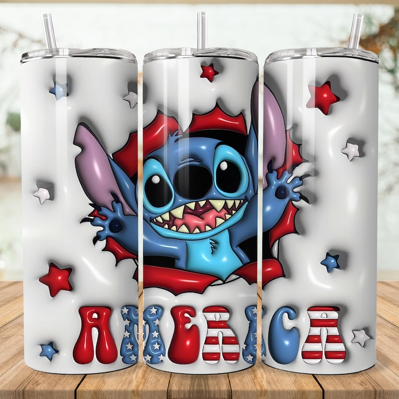 K&ouml;nnte beinhalten: Ein wei&szlig;er Becher mit einem Cartoon-Charakter-Design. Das Design zeigt einen blauen Alien, der durch einen rot-wei&szlig;en Hintergrund bricht, mit dem Wort "AMERICA" in Rot, Wei&szlig; und Blau. Rote und blaue Sterne sind um den Becher verstreut.