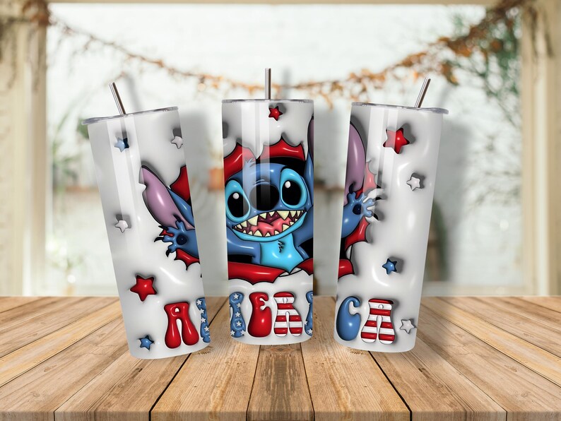 K&ouml;nnte beinhalten: Drei wei&szlig;e isolierte Becher mit einem Cartoon-Charakter-Design. Das Design zeigt einen blauen Au&szlig;erirdischen mit gro&szlig;en Augen und einem rot-blauen Farbschema. Das Wort "AMERICA" ist in Rot, Wei&szlig; und Blau auf die Becher gedruckt.