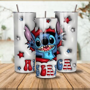 K&ouml;nnte beinhalten: Drei wei&szlig;e isolierte Becher mit einem patriotischen Stitch-Design. Das Design zeigt Stitch, der durch einen rot-wei&szlig;-blauen Hintergrund bricht, mit dem Wort "AMERICA" in roten und blauen Buchstaben. Rote und blaue Sterne sind um die Becher verstreut.