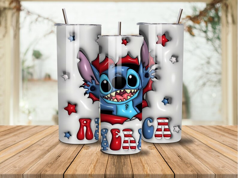 K&ouml;nnte beinhalten: Drei wei&szlig;e isolierte Becher mit einem patriotischen Stitch-Design. Das Design zeigt Stitch, der durch einen rot-wei&szlig;-blauen Hintergrund bricht, mit dem Wort "AMERICA" in roten und blauen Buchstaben. Rote und blaue Sterne sind um die Becher verstreut.