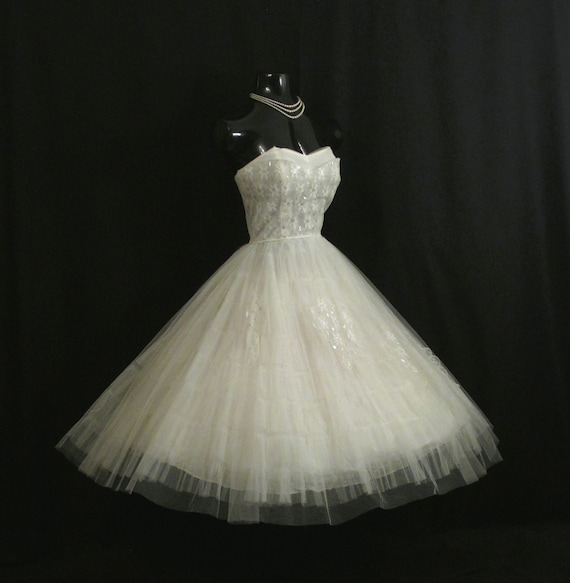 Vintage 1950's 50s STRAPLESS Bombshell White Tull… - image 1