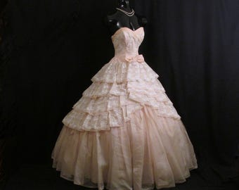 SALE Vintage 1950s 50s Cupcake Strapless Pink White Silk Chiffon Organza Lace Tiered Party Prom Wedding Bridal Dress Gown