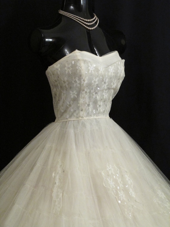 Vintage 1950's 50s STRAPLESS Bombshell White Tull… - image 3