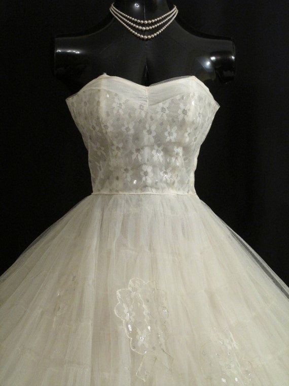 Vintage 1950's 50s STRAPLESS Bombshell White Tull… - image 4