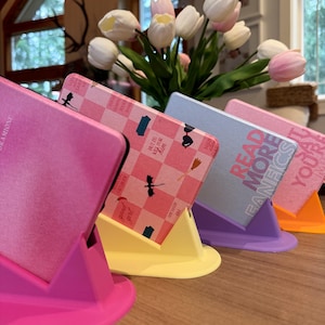 Sidomonterat Kindle-stativ för läsning i sängen. Vinklad e-läsarhållare