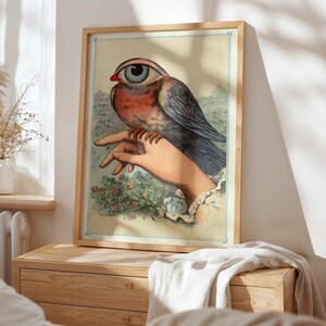 Stampa artistica con occhio di uccello surreale - Poster vintage con mano che tiene un uccello fantasy - Decorazione murale stravagante per gli amanti dell'arte