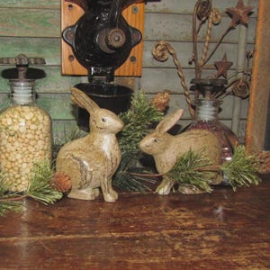 2 Primitive Resin Country Cottage Farmhouse Aged Bunnies Vtg Style Chic Rabbits