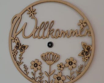 Letrero de madera de bienvenida para puerta – Corona de madera moderna con flores y mariposas – Decoración para puerta de entrada, regalo de inauguración de la casa, decoración de pared – Hecho en Suiza