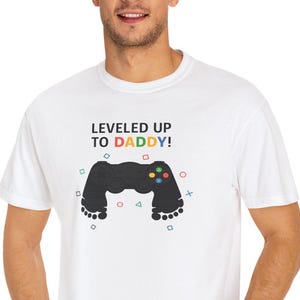 Leveled Up to Daddy Shirt – Gamer Dad Shirt Black Controller | Funny Father’s Day Gift for New Dad | Video Game Baby Announcement Tee