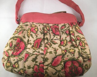 Bolso vintage de color rosa con patrón floral