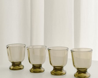 Zestaw 4 kieliszków do shotów z przydymionego szkła z połowy XX wieku