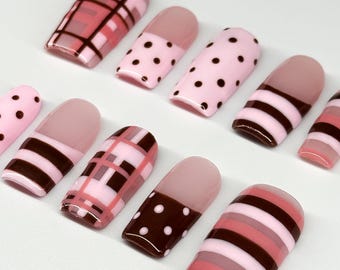 Kit de unhas postiças pintadas à mão em rosa, marrom, bolinhas e listras