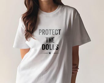 Camiseta "Protect The Dolls": camiseta feminista con gráficos para mujer, camiseta minimalista de empoderamiento, un bonito regalo de moda.
