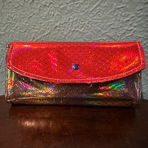 Cartera grande para mujer elaborada con divertidos colores que reflejan la luz.