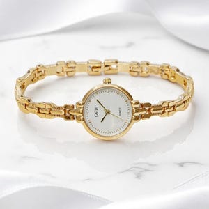 Gold Women's Watch – Elegant Quartz Bracelet Watch – Luxury Minimalist Ladies Wristwatch – Slim Gold Watch Gift for Her
