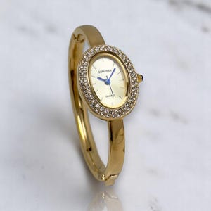 Stylish Women’s Quartz Bracelet Watch – Gold Bangle Watch with Minimalist Oval Dial – Chic Gift Idea for Her – Available in 3 Colors