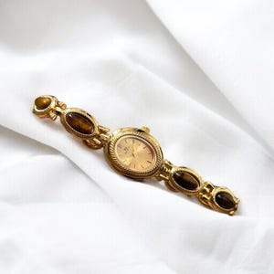 Dainty Gold Roman Watch – Oval Vintage-Inspired Minimalist Wristwatch for Women, Gemstone Details, Elegant Gift for Her