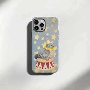 Op de afbeelding: Telefoonhoesje met een grillige illustratie van een vogel verkleed als circusartiest. De vogel zit op een rood-wit circusplatform tegen een blauwe achtergrond met gele sterren. De vogel draagt een gele feesthoed en een gefranjerde kraag.