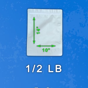 Puede incluir: Una bolsa blanca rectangular con cierre de cremallera, que mide 25,4 cm de ancho y 35,6 cm de alto. La bolsa est&aacute; etiquetada como "1/2 LB" y presenta el logotipo "Ethan Alan Designs". El fondo es azul texturizado.