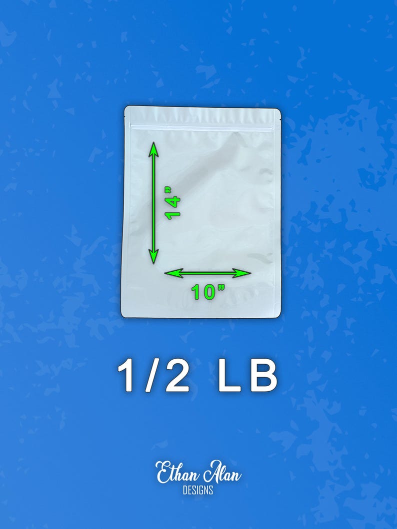 Puede incluir: Una bolsa blanca rectangular con cierre de cremallera, que mide 25,4 cm de ancho y 35,6 cm de alto. La bolsa est&aacute; etiquetada como "1/2 LB" y presenta el logotipo "Ethan Alan Designs". El fondo es azul texturizado.