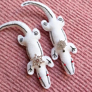 Muñeco ritual de lagarto para la purificación, la sanación y los nuevos comienzos / Bordado a mano / Copo de nieve, espirales