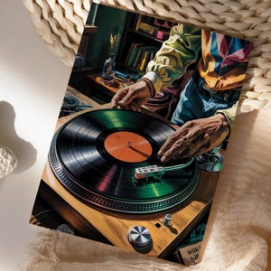 Puede incluir: Primer plano de un tocadiscos de estilo vintage con un disco de vinilo negro reproduci&eacute;ndose. El tocadiscos est&aacute; hecho de madera y tiene un disco verde y negro sobre &eacute;l. Una mano est&aacute; ajustando el brazo de tono.