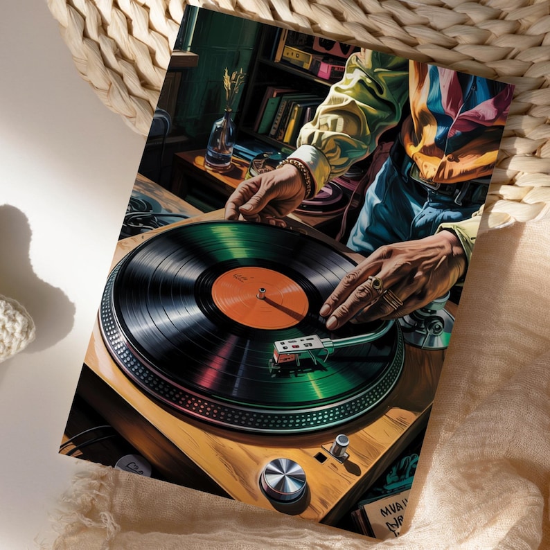 Puede incluir: Primer plano de un tocadiscos de estilo vintage con un disco de vinilo negro reproduci&eacute;ndose. El tocadiscos est&aacute; hecho de madera y tiene un disco verde y negro sobre &eacute;l. Una mano est&aacute; ajustando el brazo de tono.