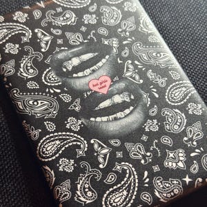 Black & White Paisley &quot;Hot Girls Read&quot; Kindle Skin (Basic) 6&#39;