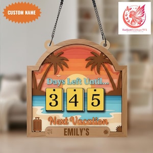 Puede incluir: Letrero de cuenta regresiva de vacaciones de madera con una escena de playa, palmeras y el texto "Days Left Until..." y "Next Vacation". El letrero muestra el número "345" e incluye un espacio para un nombre personalizado. Cuelga de una cadena de metal.