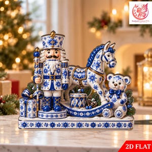 Può includere: Una statuetta decorativa di schiaccianoci accanto a un cavallo a dondolo e un orsacchiotto, tutti con un motivo floreale blu e bianco. Il set include un regalo e un piccolo tamburo, montati su una base rettangolare con decorazioni floreali.