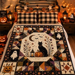 Könnte beinhalten: Ein Halloween-Quilt mit einem zentralen Motiv aus einer schwarzen Katze, einem Kürbis, einer Laterne und einer Mondsichel. Die Decke ist mit Geister- und Kürbismotiven verziert und von einem geometrischen Patchwork-Rand in Schwarz, Orange und Lila umgeben.