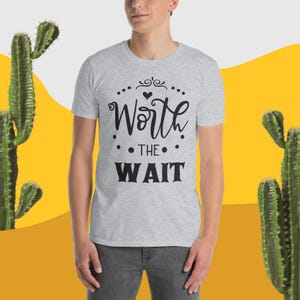 Vale la pena esperar, cita emotiva, regalo de adopción, cartel de embarazo, imprimible de boda, amor a distancia, camiseta unisex de manga corta