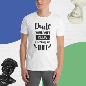 koleś twoja żona ciągle mnie sprawdza, zabawna koszulka dla faceta, sarkastyczny prezent, koszulka z nowością, zabawny cytat, humor dla dorosłych, koszulka z krótkim rękawem unisex